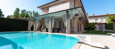 Una piscina al aire libre