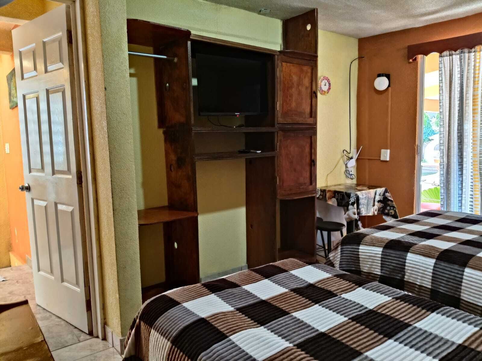 Escritorio, espacio para trabajar con laptop y wifi gratis 