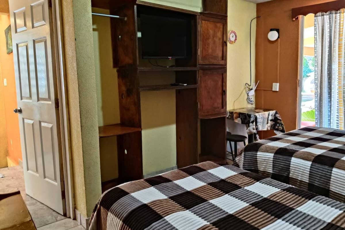 Escritorio, espacio para trabajar con laptop y wifi gratis 