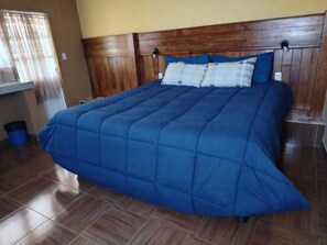 Escritorio, espacio para trabajar con laptop y wifi gratis 