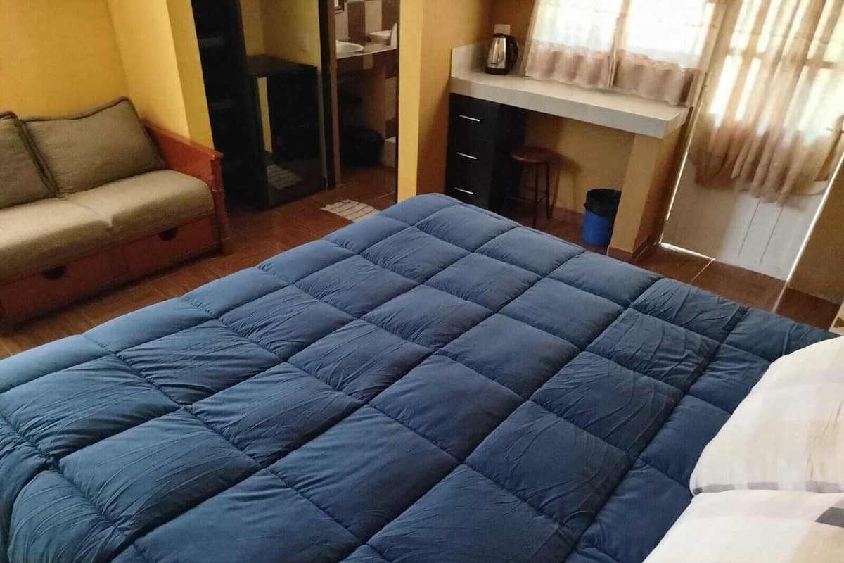 Escritorio, espacio para trabajar con laptop y wifi gratis 