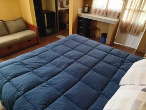 Escritorio, espacio para trabajar con laptop y wifi gratis 