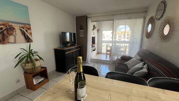 Tv, bordtennisbord, bøger