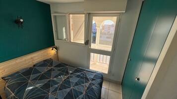 1 chambre, lit parapluie, draps fournis