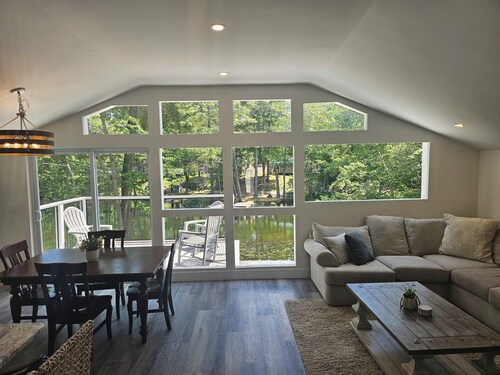 The Lookout on Pettingill Pond - waterfront, near Sebago Lake, hot tub, kayaks!