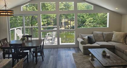 The Lookout on Pettingill Pond - waterfront, near Sebago Lake, hot tub, kayaks!