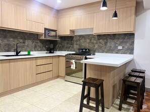 Microwave, oven, stovetop - CUENCA LODGIN (Cuenca)