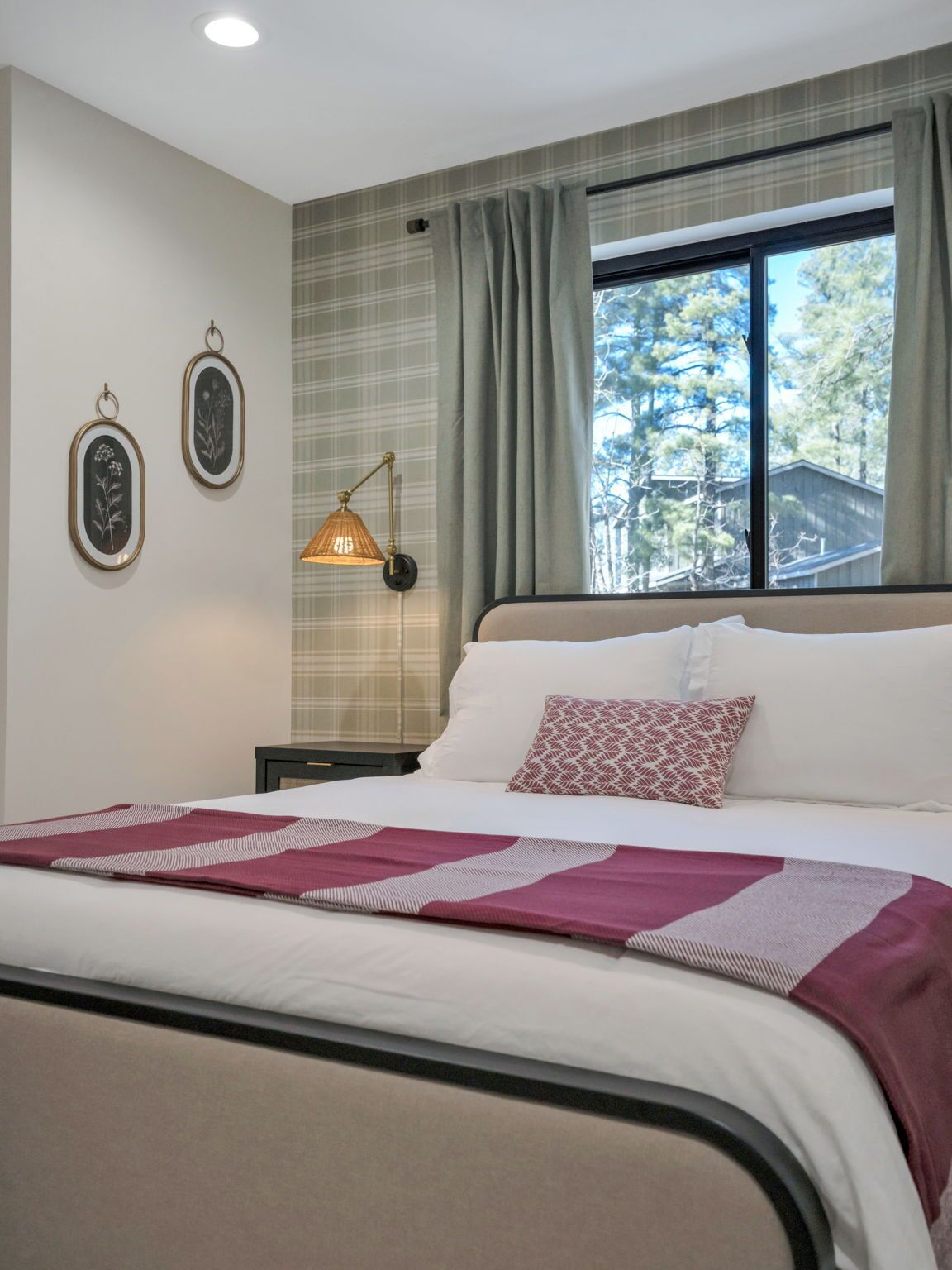 4 bedrooms, desk, iron/ironing board, travel crib