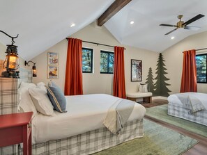 4 bedrooms, desk, iron/ironing board, travel cot - 4BD Modern Home in the Pines - Games - Close to Downtown & Hiking (Flagstaff)