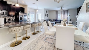 Interior - Spacious 5BR and 4BA Townhome with Private Pool – 30 Min to Disney & Resorts (Davenport)
