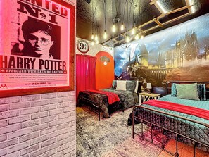Una habitación temática de Harry Potter con una pared de ladrillos, un cartel, una cama, una mesita de noche y un mural de Hogwarts.