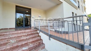 A building entrance with a marble staircase leading to a gated balcony. - Modern apartment only 300 m. from the beach  (Cambrils)