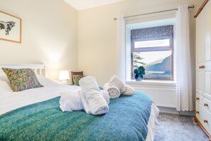 4 bedrooms, iron/ironing board, free WiFi, bed sheets