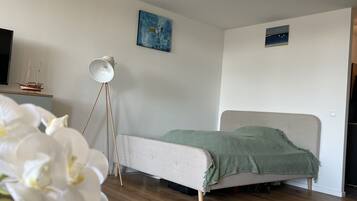 1 sovrum, skrivbord, wi-fi och sÀngklÀder