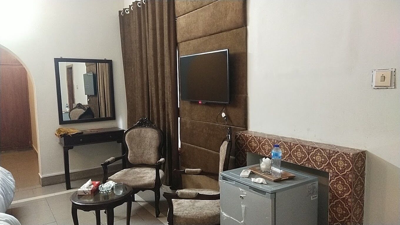 Deluxe Double Room, City View | Living area