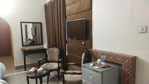 Deluxe Double Room, City View | Living area