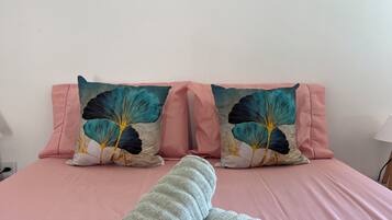 Apartamento, 1 cama Queen e sofá-cama, vista para o mar, no piso térreo | 1 quarto, espaço de trabalho para notebook, Wi-Fi de cortesia