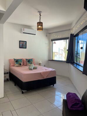 Departamento, 1 cama Queen size y sofá cama, vista al mar, planta baja | 1 habitación, espacio para trabajar con laptop y wifi gratis 