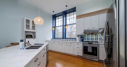 Schoolhouse now 5K Sq ft Lux BNB: Gym, Sauna, HotTub, GameRoom, Billiards, pets