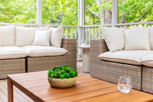 Schoolhouse now 5K Sq ft Lux BNB: Gym, Sauna, HotTub, GameRoom, Billiards, pets