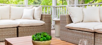 Schoolhouse now 5K Sq ft Lux BNB: Gym, Sauna, HotTub, GameRoom, Billiards, pets