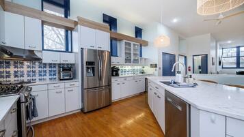 Jääkaappi, mikroaaltouuni, uuni, liesi