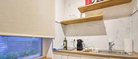 Réfrigérateur, surface de cuisson, cafetiÚre-théiÚre