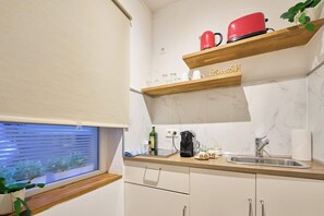 Kühlschrank, Herdplatte, Wasserkocher mit Kaffee-/Teezubehör