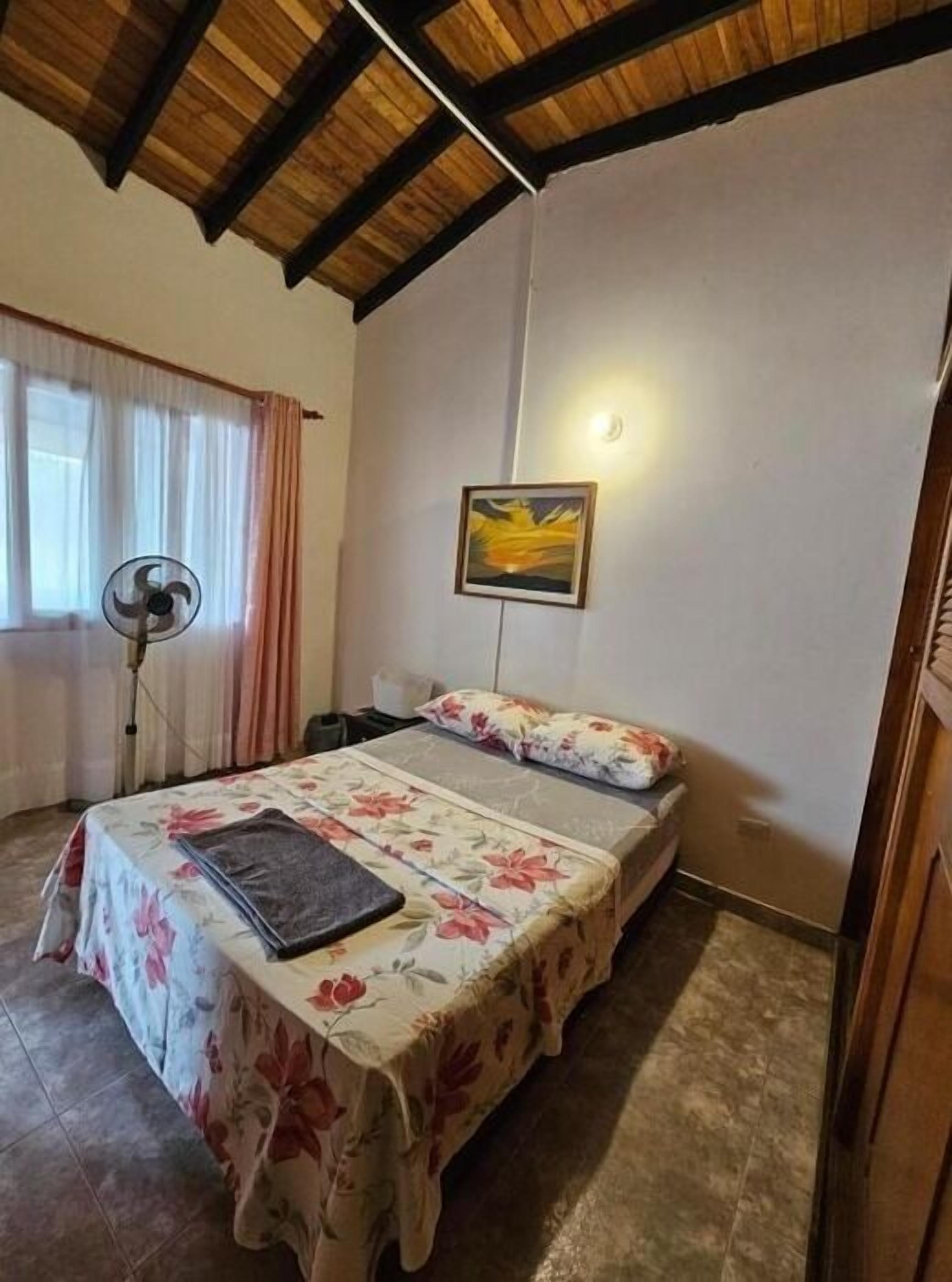 1 habitación, escritorio, tabla de planchar con plancha y cuna de viaje 