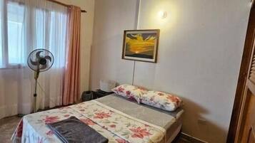 1 habitación, escritorio, tabla de planchar con plancha y cuna de viaje