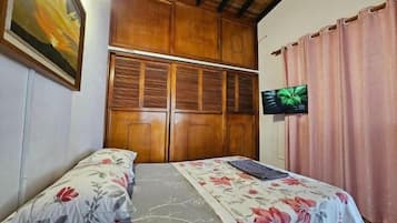1 quarto, escrivaninha, ferros/tábuas de passar roupa, berço de viagem