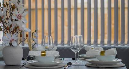 Stylish 4 Bed Apartment- Private Garden & Sleeps 8