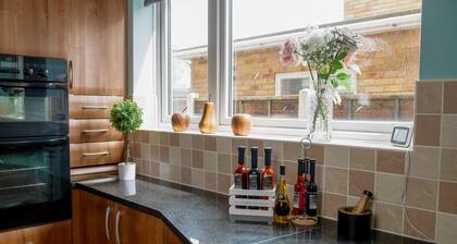 Stylish 4 Bed Apartment- Private Garden & Sleeps 8