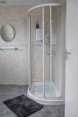 Ferienhaus | Badezimmer | Dusche, Handtücher