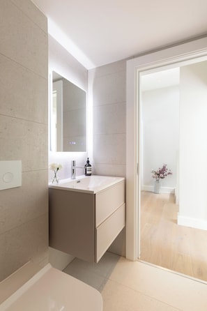 Shower, hair dryer, towels, soap - 3 Bed Home with Terrace in Portobello Road Corner (London)