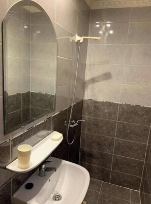 Secador de pelo, toallas, jabón, papel higiénico