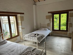 4 chambres, lit parapluie, Wi-Fi, draps fournis