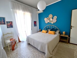 2 bedrooms, desk, iron/ironing board, WiFi