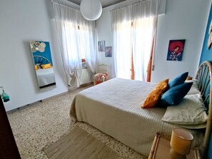 2 slaapkamers, een bureau, een strijkplank/strijkijzer, wifi