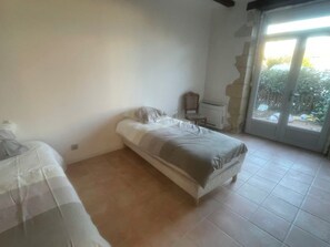 2 bedrooms, iron/ironing board, free WiFi, bed sheets - House Air conditioning in the countryside Vouvray (Vouvray)