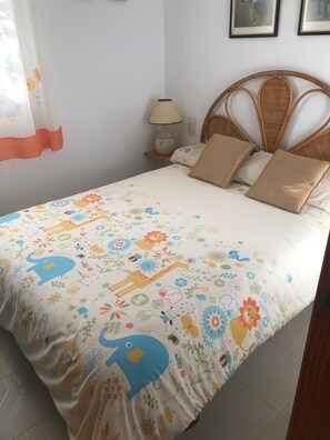 3 slaapkamers, een strijkplank/strijkijzer, gratis wifi, beddengoed