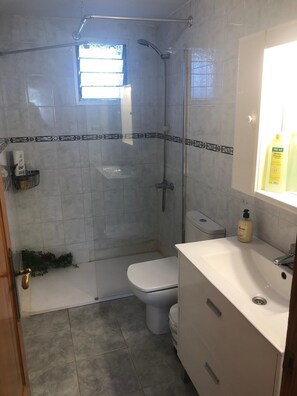 Shower, hair dryer, towels, soap - Charming vacation home on the beach - with roof terrace - your retreat by the sea (Tavernes de la Valldigna)