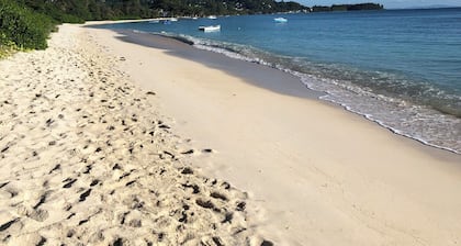 HCS Bungalows, Turtle Bay Rustic Bungalow with garden, Flat #2