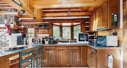 Beautiful log home w/mountain views, gas fireplace & arcade games- close to lake