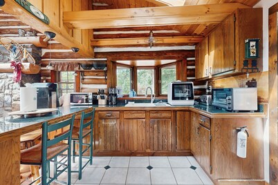 Beautiful log home w/mountain views, gas fireplace & arcade games- close to lake