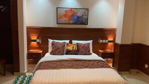 Suite junior, vista a la ciudad | 1 habitación, ropa de cama de alta calidad y camas con efecto memoria 