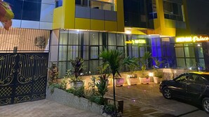 A multi-story hotel with balconies, a gated entrance, and potted plants. - Résidence hôtelière MEDOM Palace, Bastos (Yaoundé)