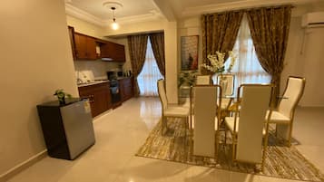 Suite ejecutiva, vistas a la ciudad | Cocina privada | Frigorífico pequeño, microondas, horno y placa de cocina