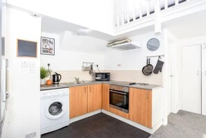 Appartement | Cuisine privée | Réfrigérateur, micro-ondes, four, plaque de cuisson