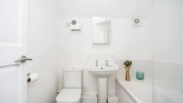 Apartment | Bathroom | Combined shower/tub, deep soaking tub, free toiletries, hair dryer
